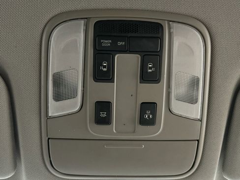 Used 2017 Kia Sedona LX image 35