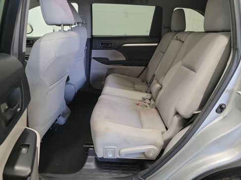 Used 2017 Toyota Highlander LE FWD image 27