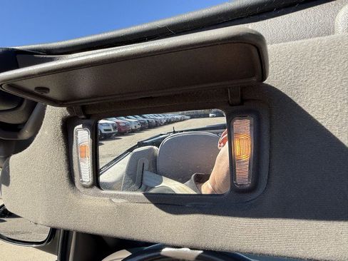 Used 2006 Chrysler Sebring Limited image 32