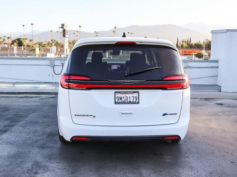 Used 2024 Chrysler Pacifica Limited FWD image 8