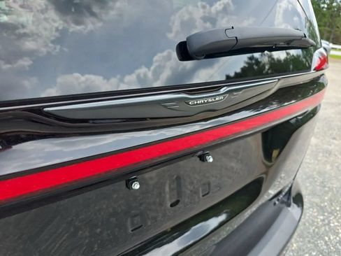 Used 2025 Chrysler Pacifica Limited FWD image 10