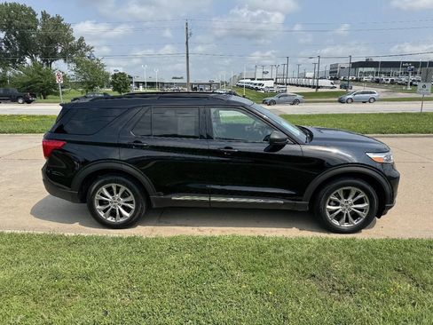 Used 2020 Ford Explorer XLT w/ Equipment Group 202A AWD/4WD image 6