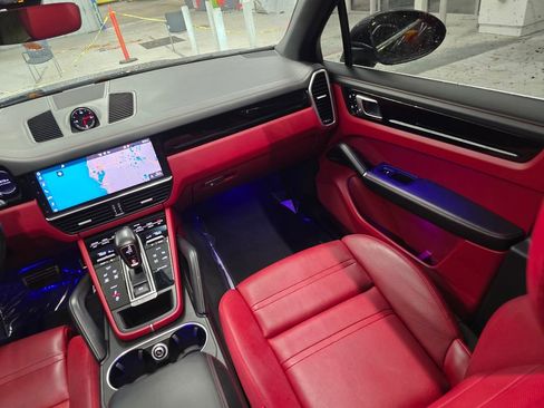 Used 2021 Porsche Cayenne S image 29