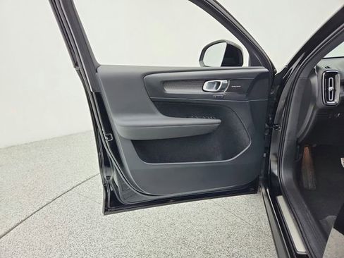 Used 2019 Volvo XC40 T5 R-Design image 25