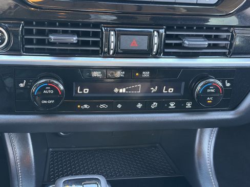 Used 2023 Nissan Pathfinder SV image 29