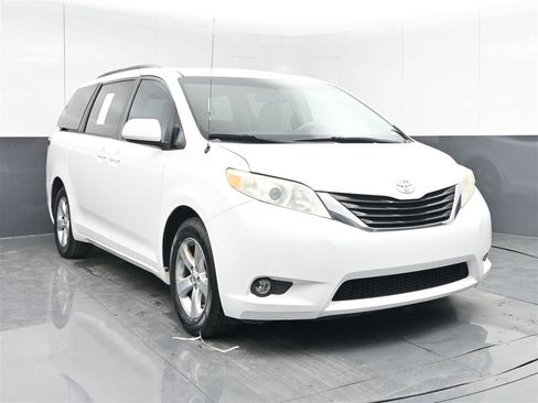 Used 2012 Toyota Sienna LE image 1