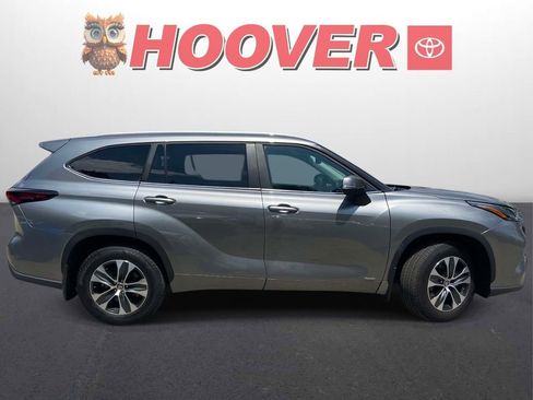 Used 2025 Toyota Highlander XLE AWD/4WD image 2