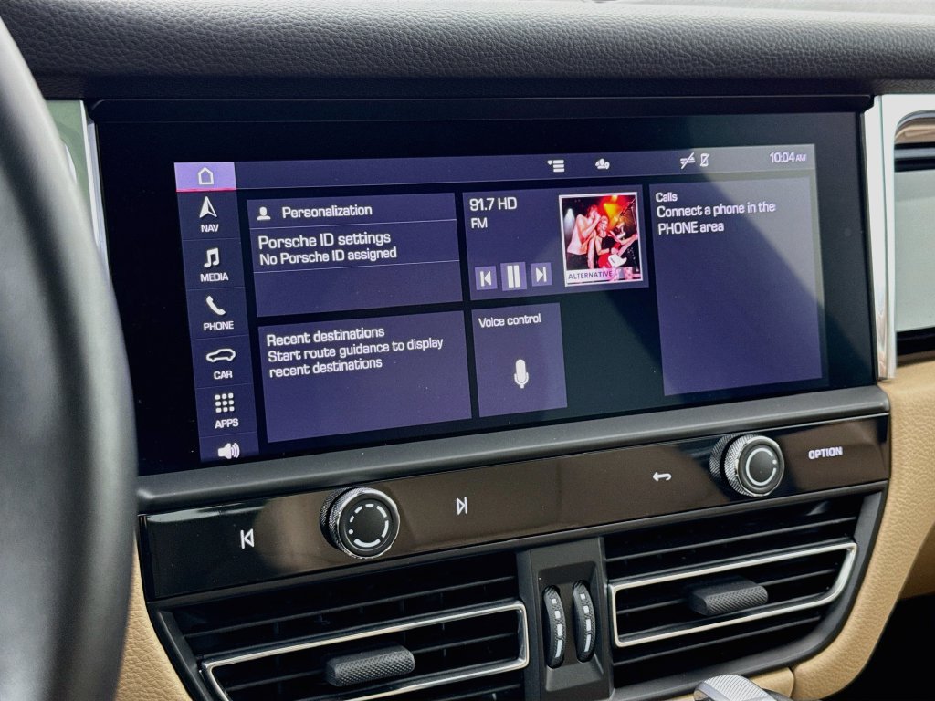 Certified 2025 Porsche Macan AWD/4WD image 18