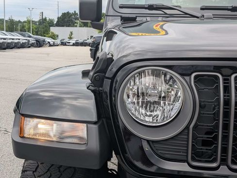Used 2025 Jeep Gladiator Sport AWD/4WD image 10