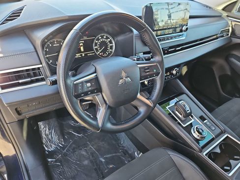 Used 2024 Mitsubishi Outlander SE image 11