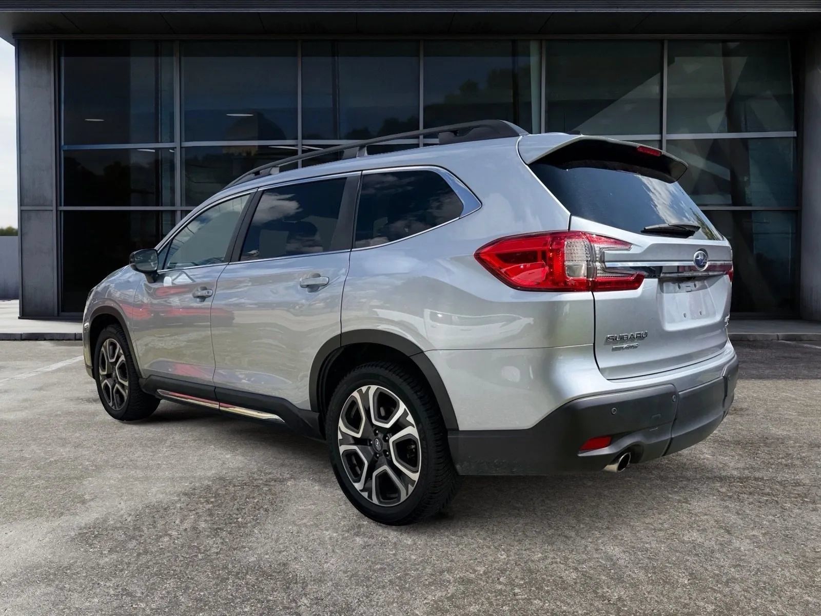 Used 2024 Subaru Ascent Limited AWD/4WD image 4