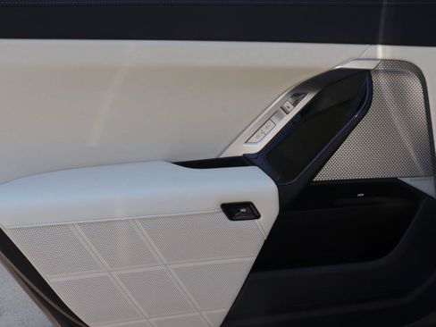 Used 2025 BMW 740i w/ Premium Package RWD image 11
