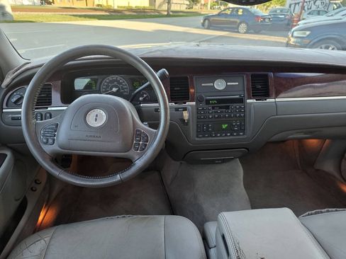 Used 2003 Lincoln Town Car Executive RWD image 5