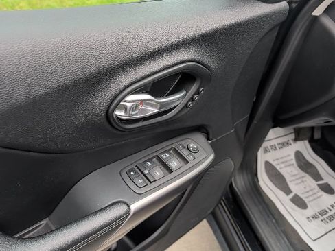 Used 2022 Jeep Cherokee Limited w/ Mopar Interior Package AWD/4WD image 10