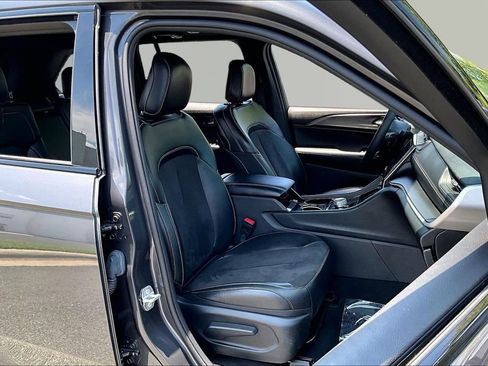 Used 2023 Jeep Grand Cherokee Altitude AWD/4WD image 19