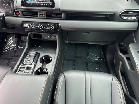 Used 2025 Honda Pilot TrailSport image 31