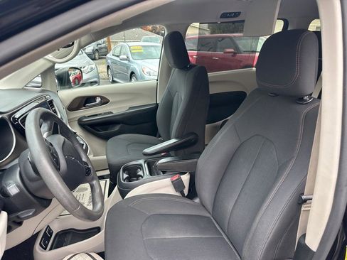 Used 2017 Chrysler Pacifica Touring Plus w/ Tire & Wheel Group image 20