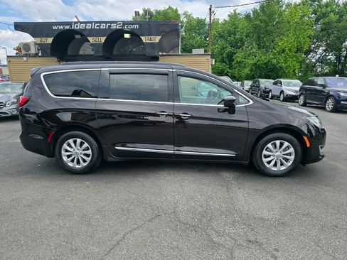 Used 2017 Chrysler Pacifica Touring-L FWD image 2