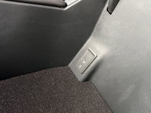 Used 2025 Volkswagen Atlas Cross Sport SE image 31