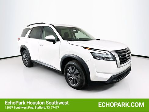 Used 2025 Nissan Pathfinder SV image 1
