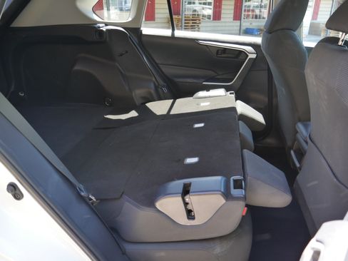 Used 2020 Toyota RAV4 LE AWD/4WD image 26