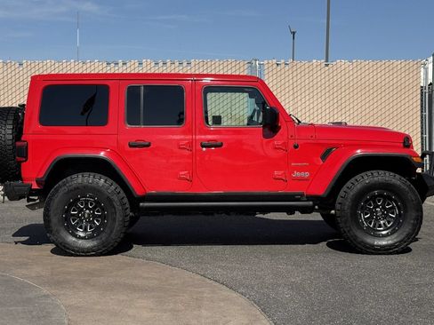 Used 2018 Jeep Wrangler Unlimited Sahara AWD/4WD image 3