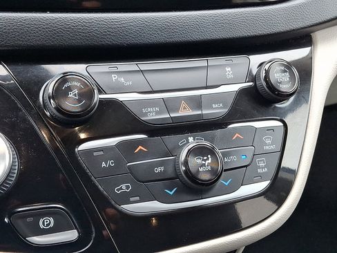 Used 2017 Chrysler Pacifica Touring-L Plus image 16