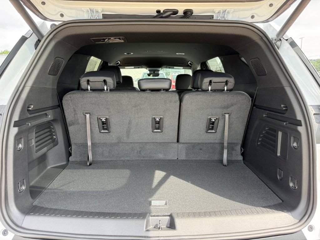 New 2027 Chevrolet Traverse LT w/ Driver Confidence Package FWD image 18