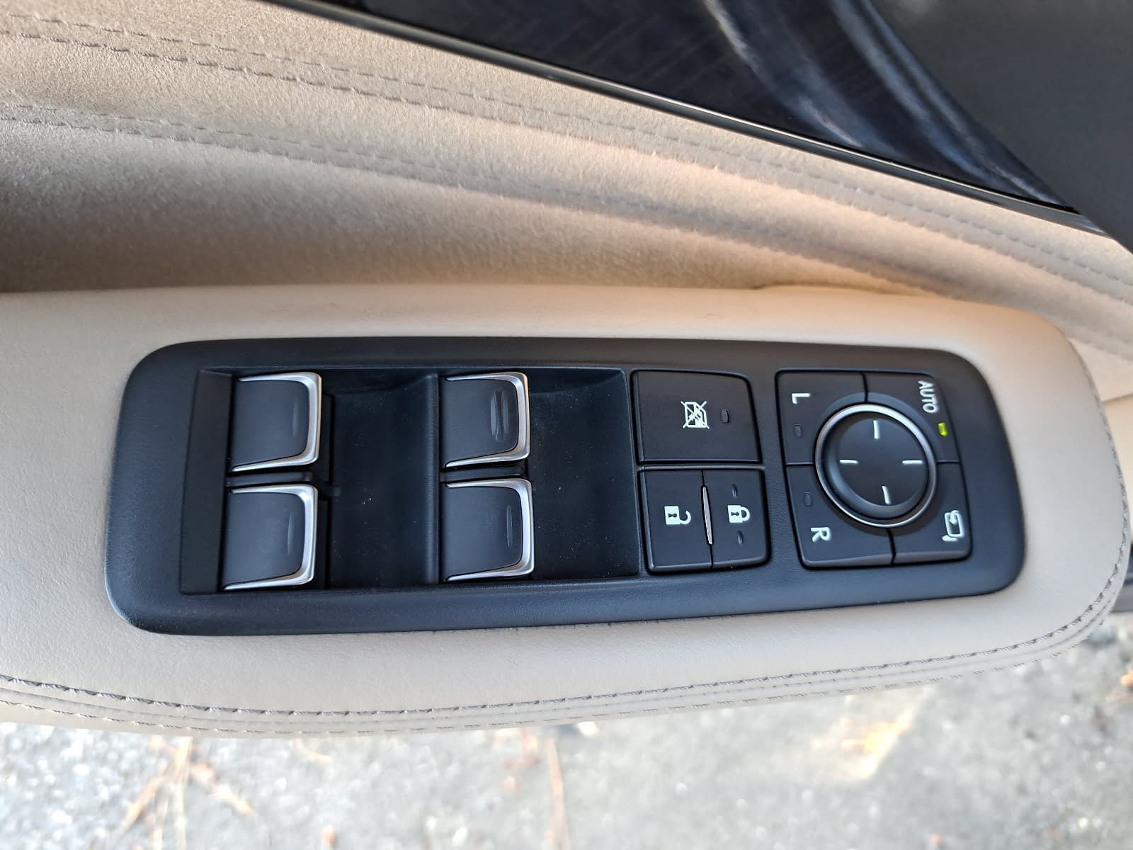 Used 2023 Lexus LS 500 w/ Interior Upgrade Package RWD image 31