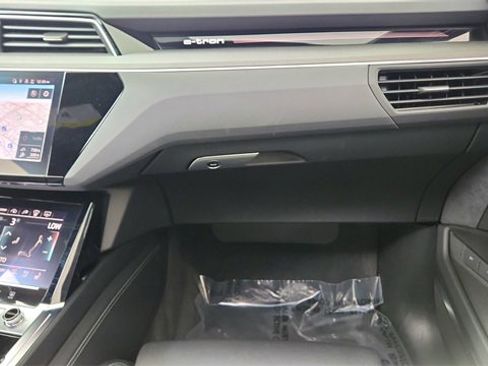 Used 2023 Audi e-tron S Prestige w/ Prestige Package image 36