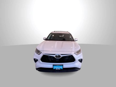 Used 2022 Toyota Highlander XLE AWD/4WD image 3