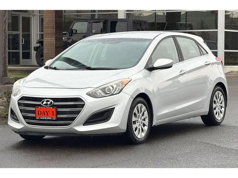 Used 2017 Hyundai Elantra GT image 10