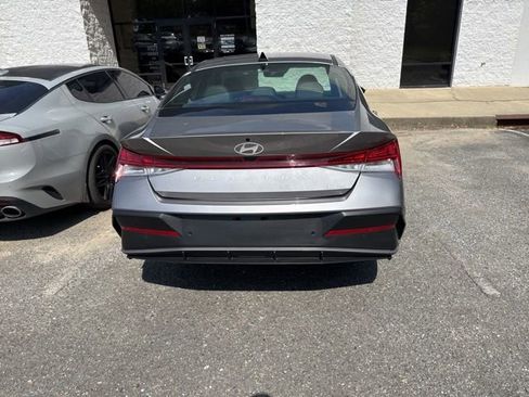 Used 2024 Hyundai Elantra Limited image 4