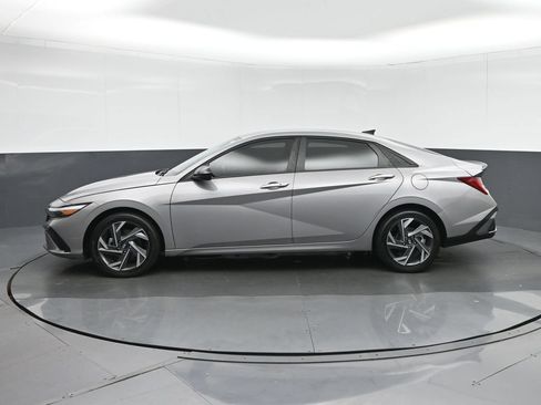 Used 2025 Hyundai Elantra SEL FWD image 4