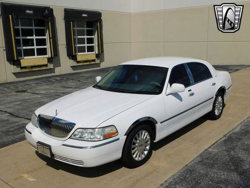 Used 2003 Lincoln Town Car Executive image 3