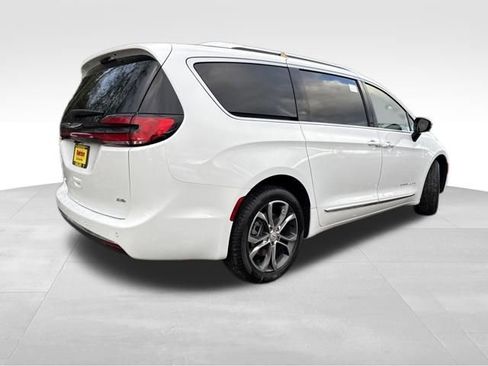 New 2026 Chrysler Pacifica Pinnacle image 7