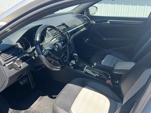 Used 2018 Volkswagen Passat 3.6 FWD image 14