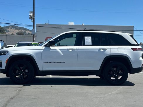 Used 2025 Jeep Grand Cherokee Limited w/ Black Appearance Package AWD/4WD image 5