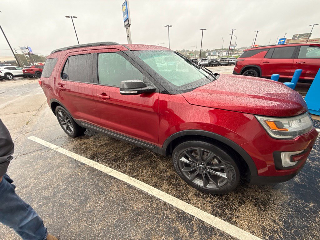 Used 2017 Ford Explorer XLT w/ Equipment Group 202A AWD/4WD image 6