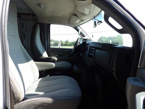 Used 2018 Chevrolet Express 2500 w/ Driver Convenience Package RWD image 16