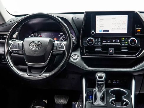 Used 2023 Toyota Highlander LE FWD image 16