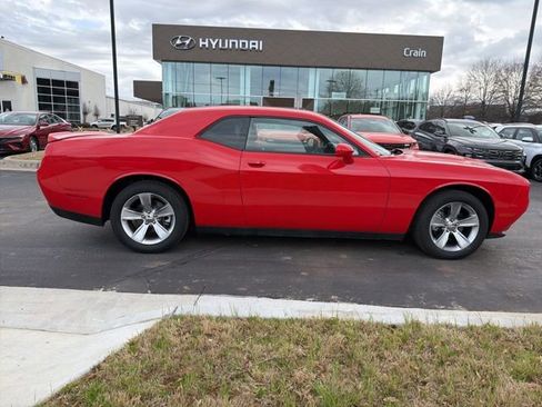 Used 2022 Dodge Challenger SXT image 8