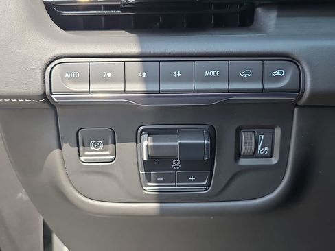 Used 2022 Cadillac Escalade Sport Platinum w/ LPO, ONYX Package AWD/4WD image 31