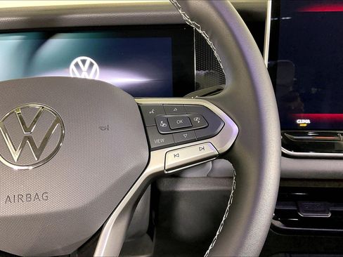 Used 2025 Volkswagen Tiguan SE AWD/4WD image 17