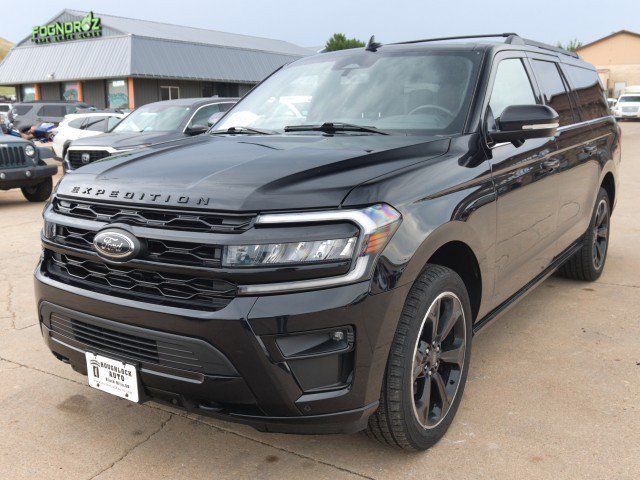 Used 2023 Ford Expedition Max Limited AWD/4WD image 2
