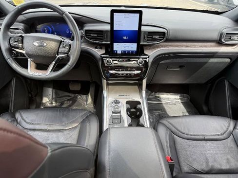 Certified 2023 Ford Explorer Platinum w/ Technology Package AWD/4WD image 9