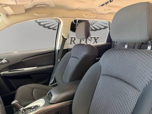 Used 2019 Dodge Journey SE FWD image 9