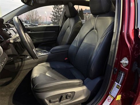 Used 2018 Toyota Camry XSE image 14