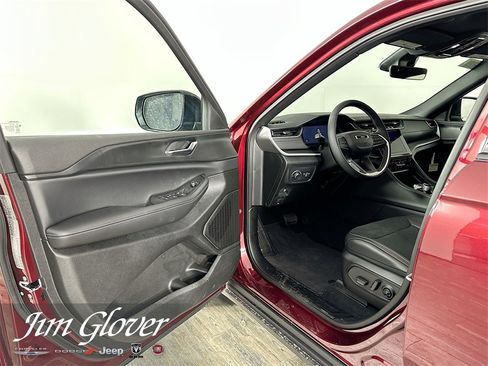 Used 2025 Jeep Grand Cherokee L Altitude image 30