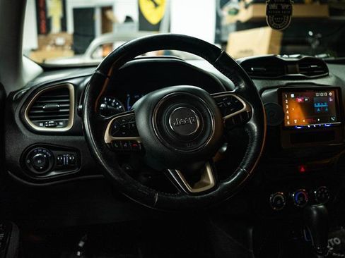 Used 2017 Jeep Renegade Latitude FWD image 13